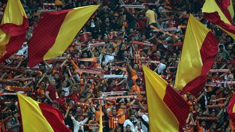 Galatasaraylı Kerem Aktürkoğluna bu kez destek Taraftarıyla barıştı