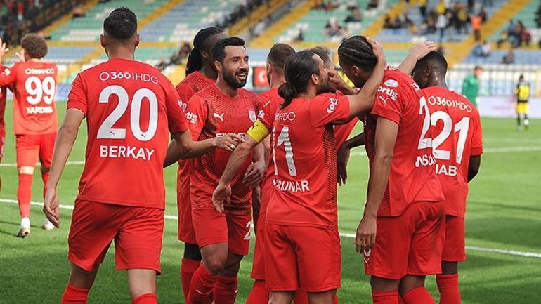 (Özet) İstanbulspor-Pendikspor maçı sonucu: 2-4 | İstanbul derbisinin kazananı Pendikspor Goller yağmur oldu yağdı