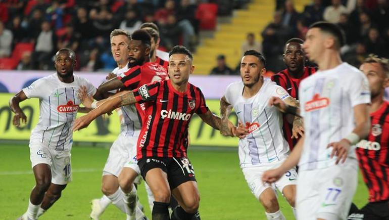Gaziantep FK - Çaykur Rizespor maçında sezona damga vuracak pozisyon Hakem penaltı noktasını gösterdi