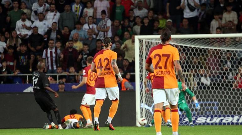 Trendyol Süper Lig’de 12. hafta mücadelesinde dün akşam Hatayspor’a konuk olan lider Galatasaray, rakibine 2-1’lik skorla kaybetti. Dakika 14’te Lamkel’in ceza sahası içi sol çaprazından arka direğe ortasında Rivas topun gelişine dokunarak topu ağlara yolladı. Mücadelenin 55. dakikasında ise Galatasaray’ın kaptırdığı topta hızlı çıkan Hatayspor’da Dadashov’un savunma arkasına pasında Fisayo Dele-Bashiru sağ kanattan ilerledi. Dele Bashiru’nun sol kanatta topla buluşturduğu Lamkel Ze, Muslera’nın yanından topu ağlara bıraktı. Bu iki golde Cim Bom’un savunmasındaki Kazımcan Karataş ve Davinson Sanchez’in kademe hataları dikkat çekti. Sarı- Kırmızılılar, Süper Lig’de bu sezon oynadığı maçların ilk yarısında ilk kez dün akşam Hatayspor karşısında kalesinde gol gördü.