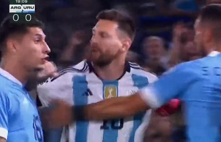 Uruguay - Arjantin maçında olay Messi de kavganın içinde...