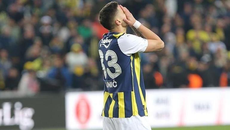 Fenerbahçede yıldız oyuncuya ıslıklı protesto Oyundan çıkarken tepki gördü...