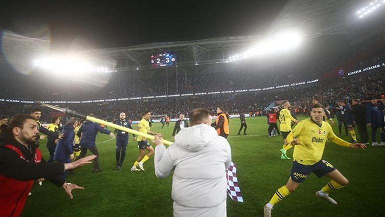 Trabzonspor - Fenerbahçe maçından sonra saha karıştı Taraftar sahaya indi | TFFden açıklama geldi