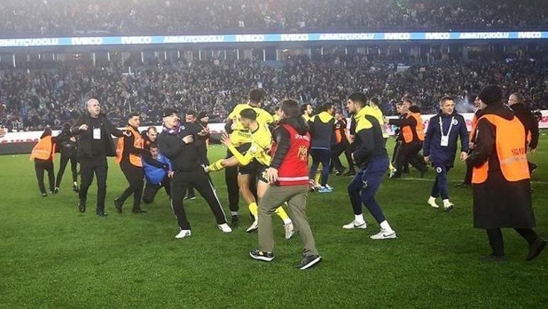 Trabzonspor - Fenerbahçe maçında bitmeyen gerilim: Kafasını duvara çarptı Aileler panik yaşadı