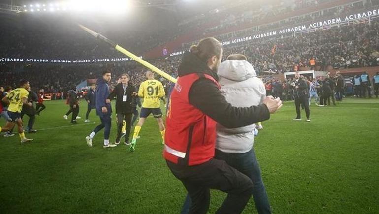 Trabzonspor - Fenerbahçe maçında bitmeyen gerilim: Kafasını duvara çarptı Aileler panik yaşadı