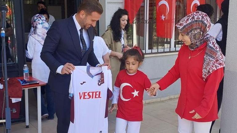 Trabzonspordan özel çocuklara 23 Nisan hediyesi