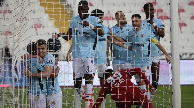 (ÖZET) Sivasspor - Başakşehir maç sonucu: 0-1 | Galibiyet serisi deplasmanda da sürdü