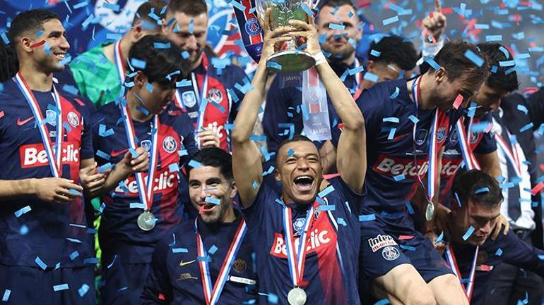 Fransa Kupasında şampiyon Paris Saint Germain Kylian Mbappe veda etti