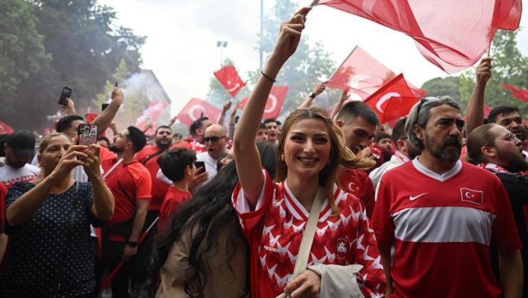 Türk taraftarlardan Dortmundda Taraftar Yürüyüşü