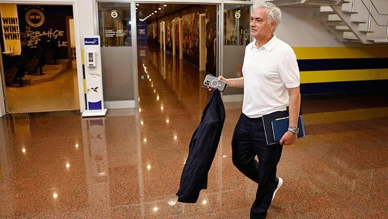 Fenerbahçe Teknik Direktörü Jose Mourinho, Samandırada işbaşı yapıyor