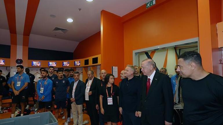 Cumhurbaşkanı Erdoğan, Başakşehir-La Fiorita maçını tribünden izledi