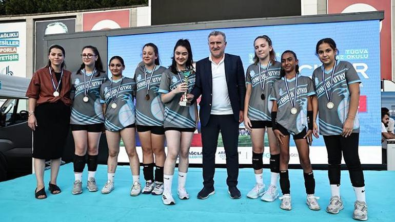 Yıldızlar Sahnesi 2024 Futbol ve Voleybol Turnuvası, Bakan Bakın katılımıyla sona erdi