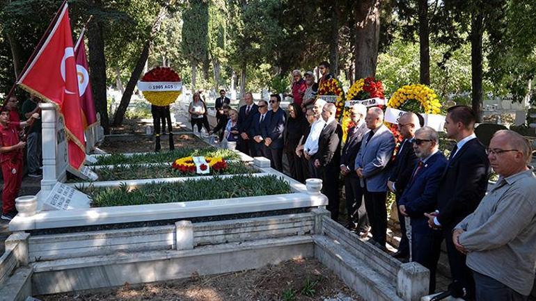 Metin Oktay, vefatının 33üncü yılında kabri başında anıldı