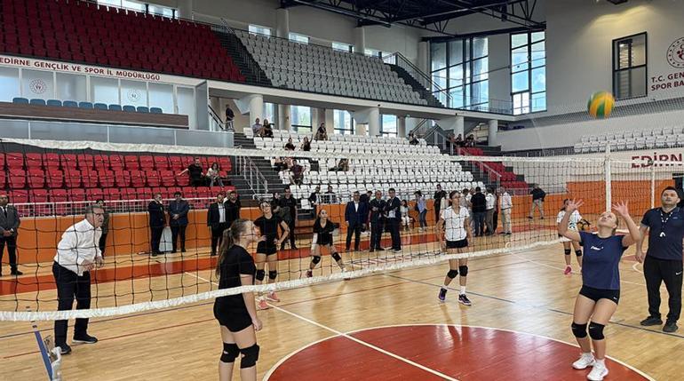 Gençlik ve Spor Bakanı Osman Aşkın Bak, Edirnede öğrencilerle buluştu