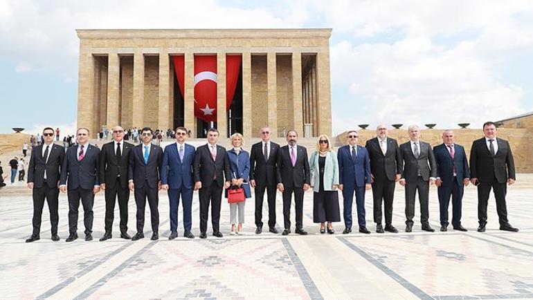 TFF Başkanı İbrahim Hacıosmanoğlu, Anıtkabiri ziyaret etti