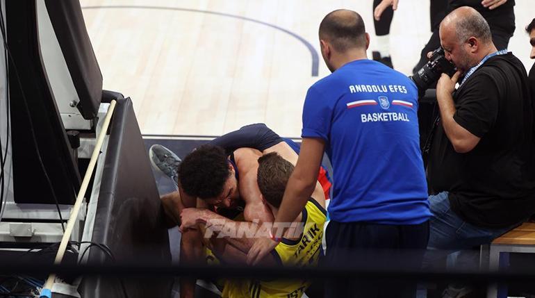 Anadolu Efes - Fenerbahçe Beko maçında büyük gerilim Oyundan atıldılar...