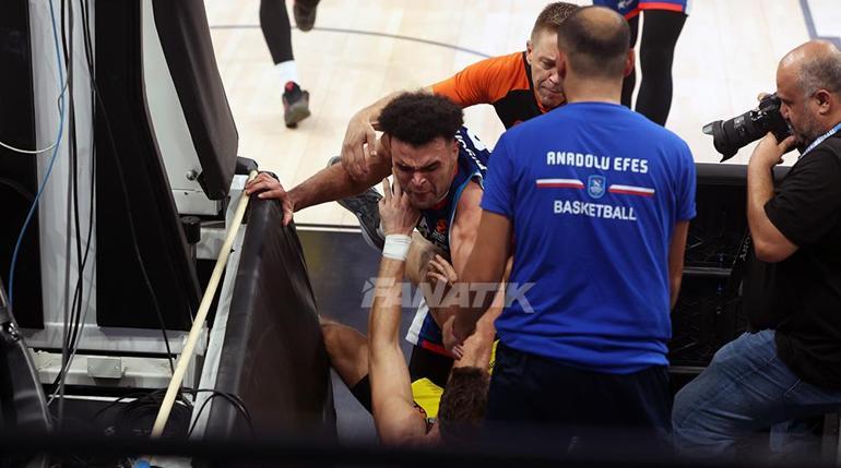 Anadolu Efes - Fenerbahçe Beko maçında büyük gerilim Oyundan atıldılar...