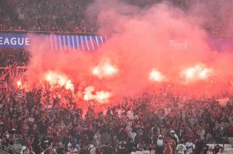 UEFAdan çifte standart Merih Demiralın bozkurt selamına 2 maç ceza veren UEFA Nazi selamına sus pus oldu