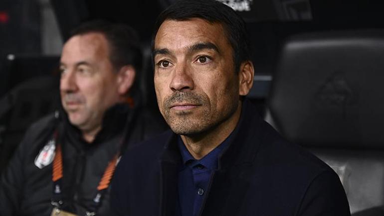 Beşiktaş taraftarı çıldırdı Giovanni van Bronckhorst hedef tahtasında...