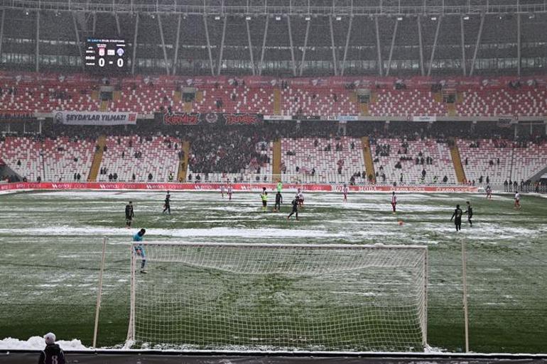 Geç başlayan maçta kazanan çıkmadı Sivasspor 0-0 Kasımpaşa | Maç sonucu