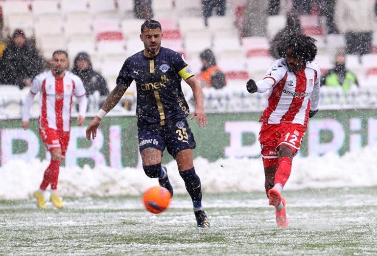 Geç başlayan maçta kazanan çıkmadı Sivasspor 0-0 Kasımpaşa | Maç sonucu