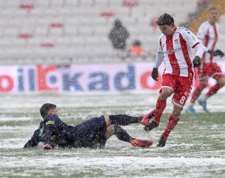 Geç başlayan maçta kazanan çıkmadı Sivasspor 0-0 Kasımpaşa | Maç sonucu