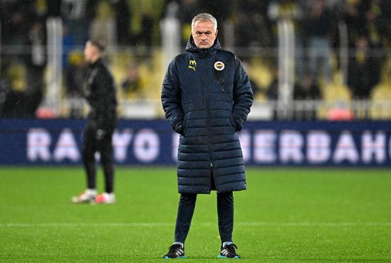 Fenerbahçede Jose Mourinho İstanbuldan ayrılıyor Yönetimle görüştü ameliyatı için...