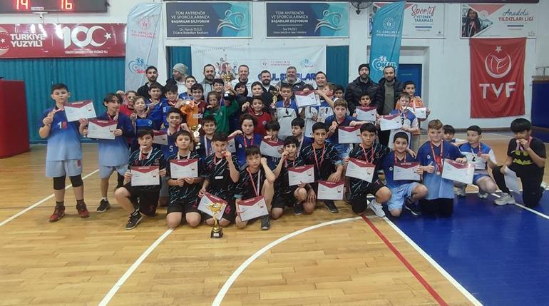 Voleybol küçüklerde şampiyonlar belli oldu