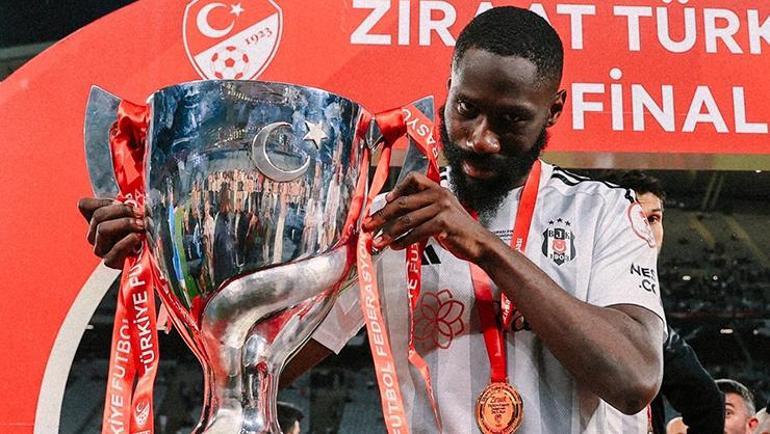 Beşiktaşta ayrılık çok yakın Taraftarın hedefindeydi, menajeri transferi bitirmek için gitti