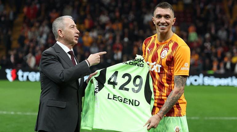 Galatasarayda Fernando Muslera tarihe geçti Taraftardan destek...