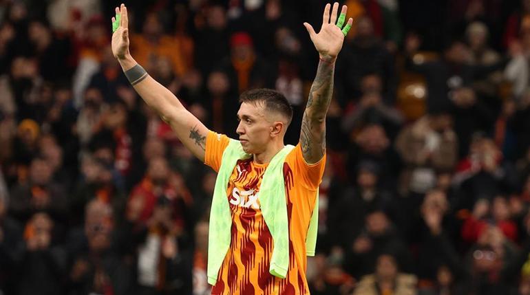 Galatasarayda Fernando Muslera tarihe geçti Taraftardan destek...