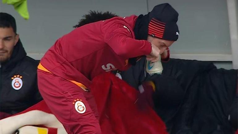 Boluspor-Galatasaray maçında Mertensten ilginç görüntü Çareyi böyle buldu