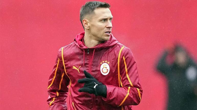 Galatasarayda futbolculardan kritik toplantı... Floryada alarm