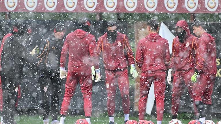 Galatasaray, yoğun kar yağışı altında taktik çalıştı AZ Alkmaar maçına hazır