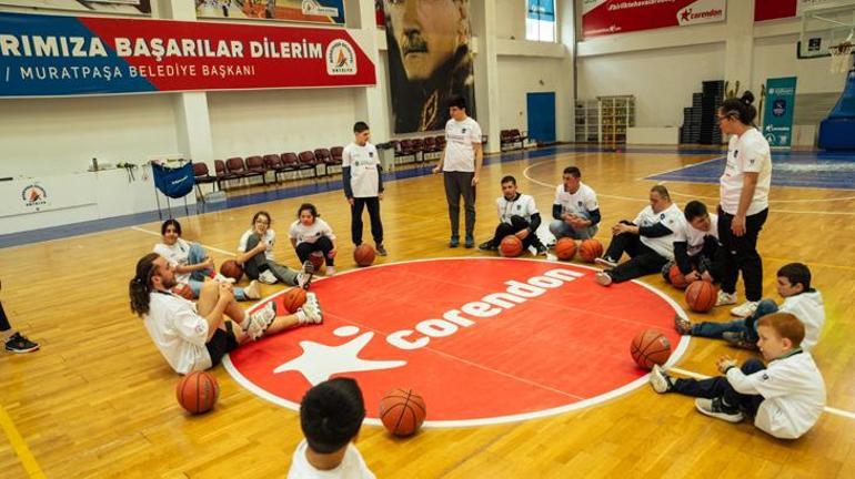 Anadolu Efesin One Team sosyal sorumluluk projesi Antalyada başladı