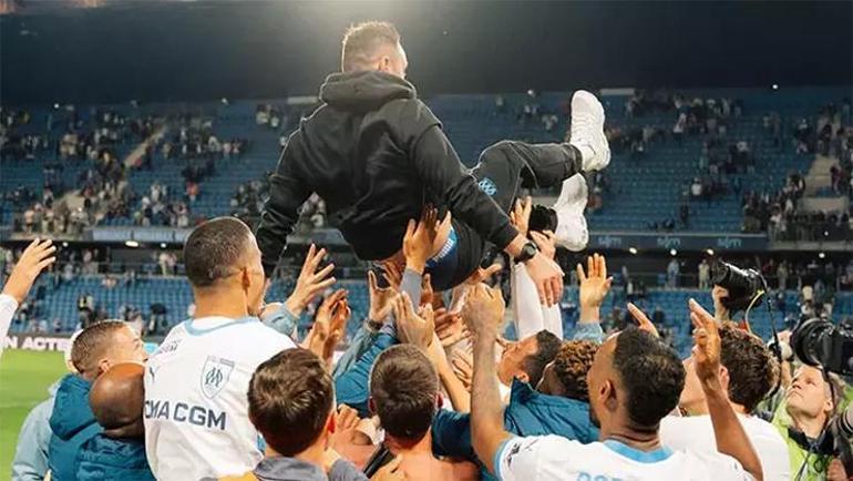 Taraftarlar sahaya inmeye çalıştı, ortalık karıştı: Futbolcular sakinleştiremedi