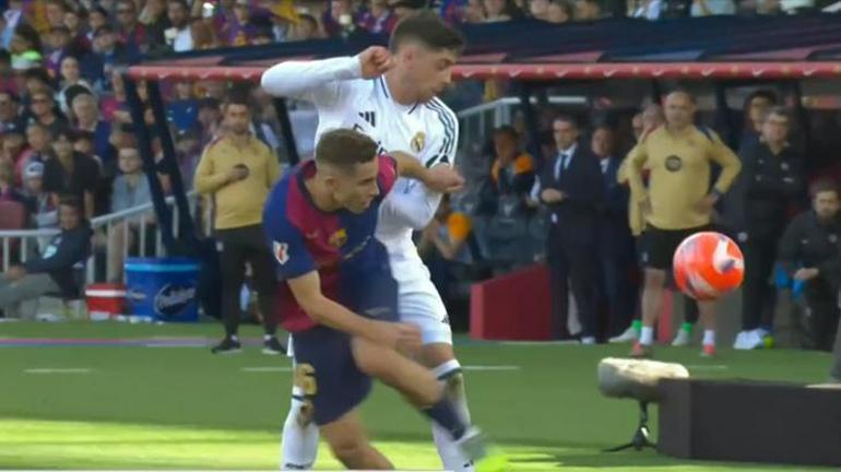 El Clasicoda hakem skandalı: VAR konuşmaları şoke etti Neyse ki elle oynama
