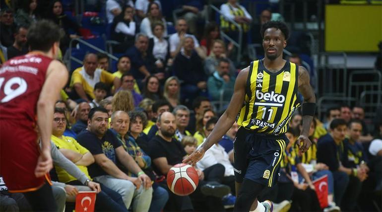 Fenerbahçe taraftarından Galatasaray derbisinde Ali Koç istifa sesleri Anons da vazgeçirmedi...