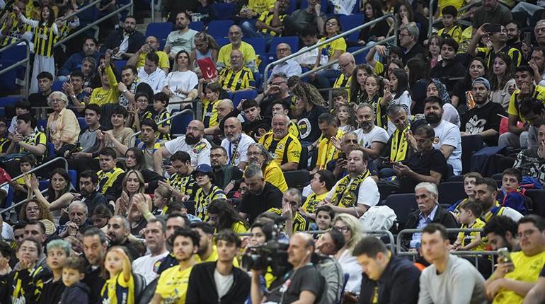 Fenerbahçe taraftarından Galatasaray derbisinde Ali Koç istifa sesleri Anons da vazgeçirmedi...