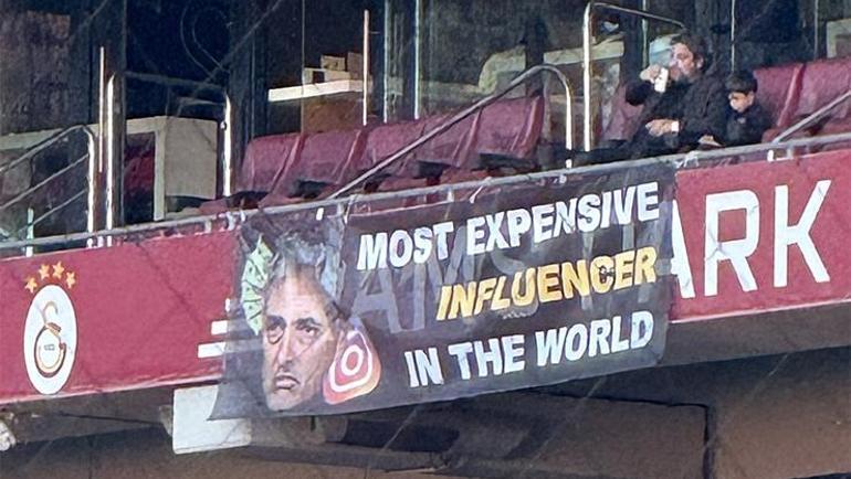 Rams Parkta Galatasaray taraftarından olay yaratan Mourinho pankartı