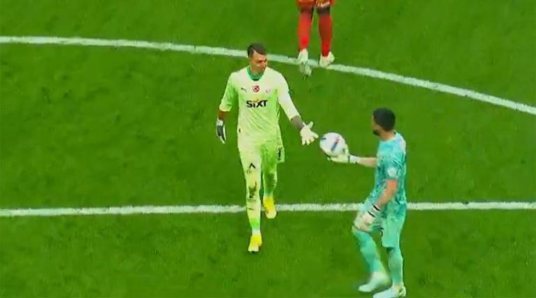 Galatasaray - Kayserispor maçında ilginç anlar Muslera penaltıda topun başına geçti