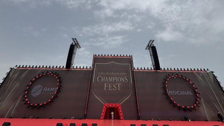 Yenikapıda Galatasaray kupasına kavuştu 25. şampiyonluk coşkuyla kutlandı