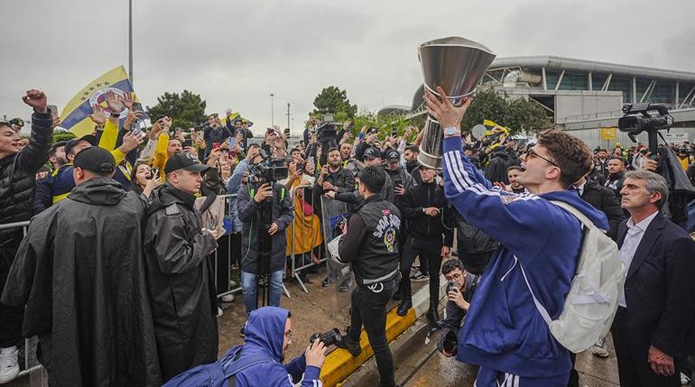 EuroLeague şampiyonu Fenerbahçe, yurda döndü | Tarık Biberovicten şampiyonluk açıklaması: Bizi hafife almışlar