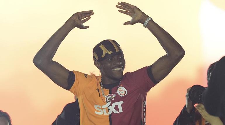 Galatasarayda Osimhen kafa karıştırdı Basın toplantısının iptal gerekçesi ortaya çıktı