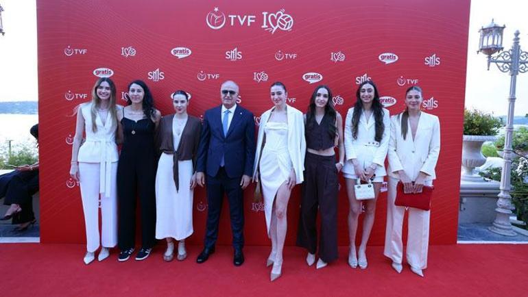 Voleybol dünyası bir araya geldi Simge Aközden mesaj: Sezona hazırız