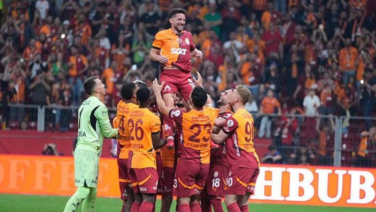 Galatasarayın yıldızı Dries Mertens yine sahneye çıktı Golle veda etti