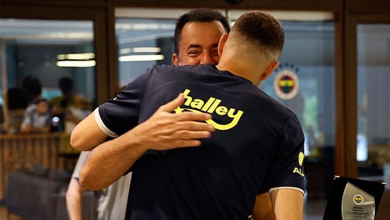 Fenerbahçe Başkanı Ali Koçtan, Edin Dzeko ve Dusan Tadice plaket
