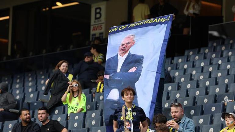 Fenerbahçe - Konyaspor maçının ilk düdüğüyle birlikte istifa sesleri İsmail Kartal pankartı kaldırıldı