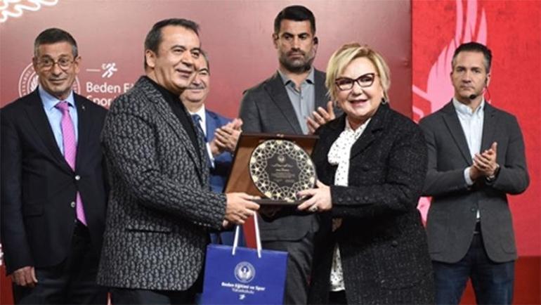 ÖZEL | TJK Genel Sekreteri Gülnur Gülerce Gazi Koşusunu kazanmak bir nimettir | At yarışları bahis değildir
