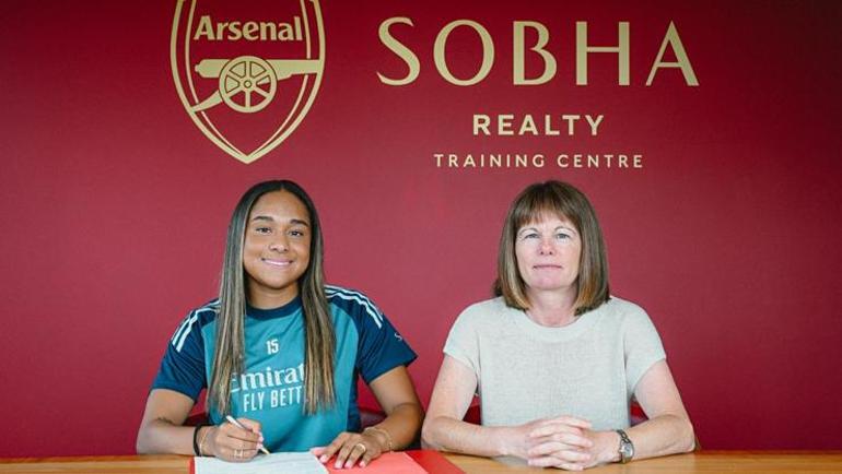 Tarihi transfer Olivia Smith kadın futbolunun en pahalı oyuncusu oldu